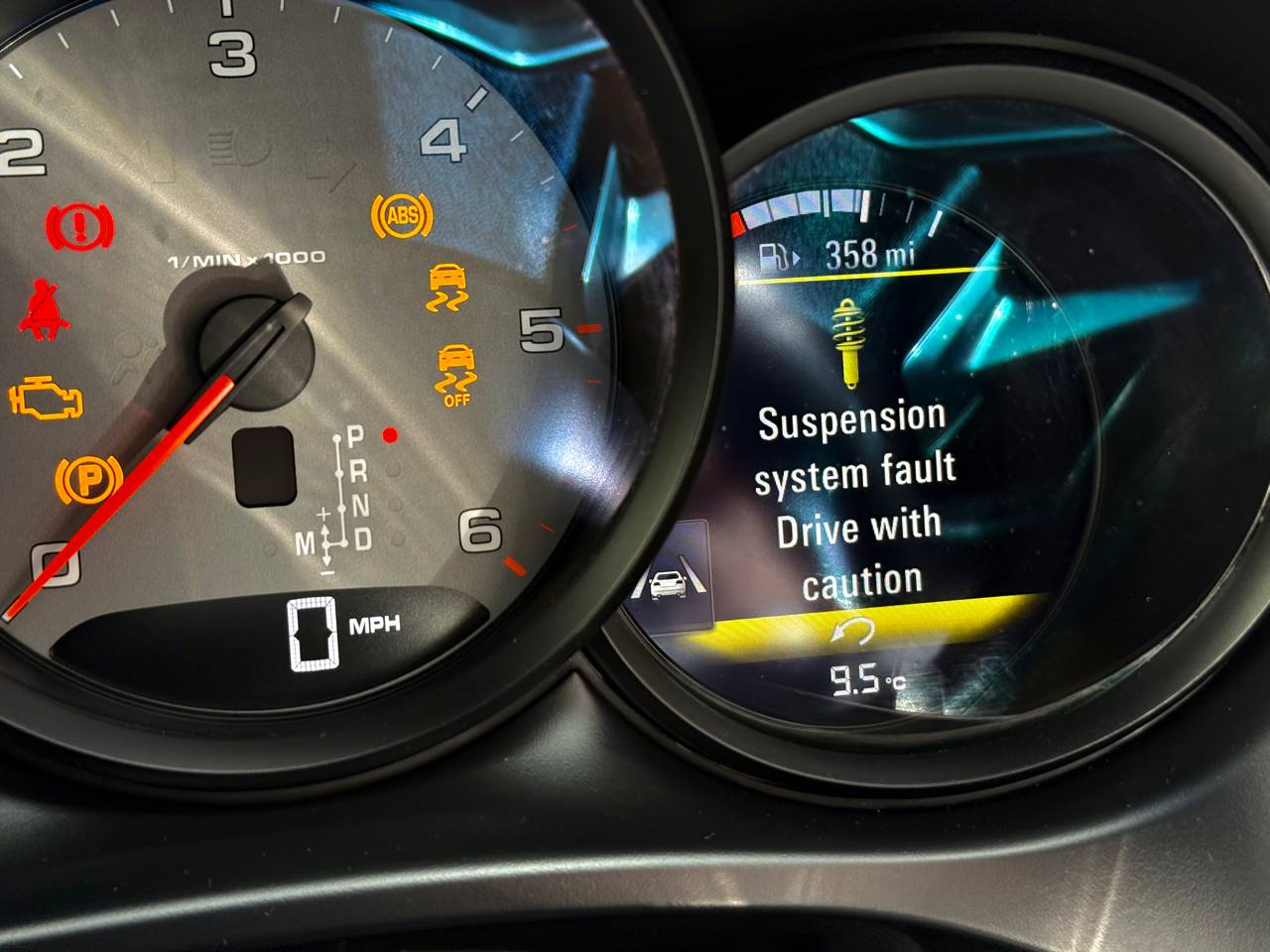 Vehicle instrument display showing a suspension system fault warning